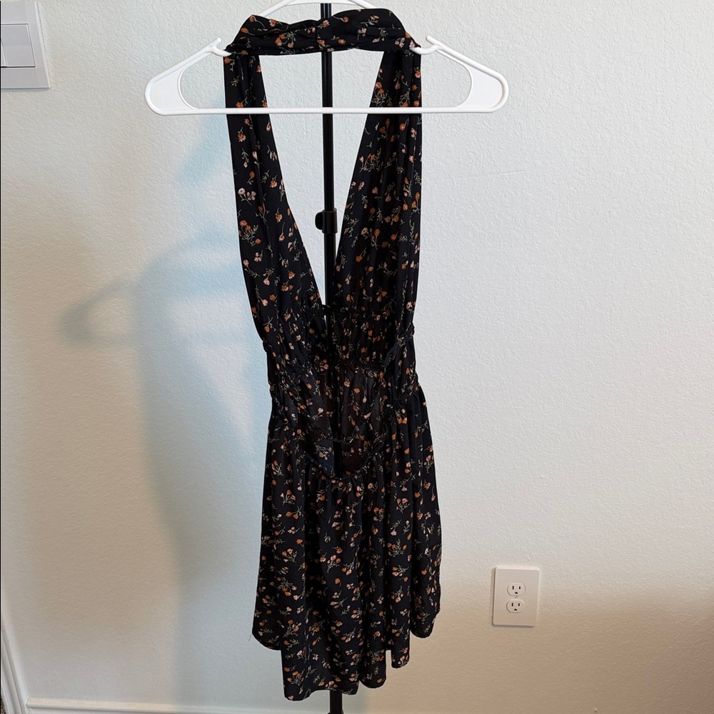 🌿 SHEIN Black Floral Backless Romper - Picture 5 of 6